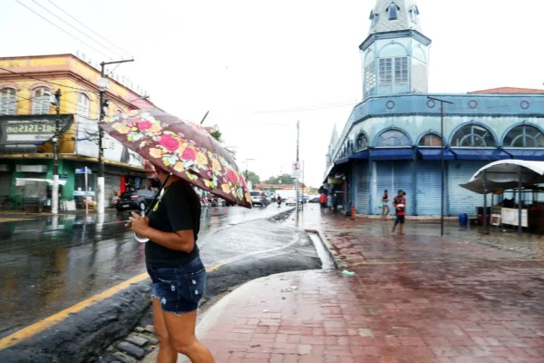 Meteorologia alerta para chuvas intensas em estados do Norte e Nordeste.