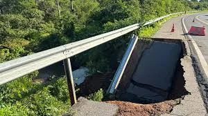 Trecho da BR-343 segue parcialmente interditado após cratera. Veja previsão de liberação.