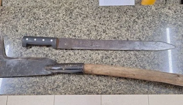 Homem é preso por agredir companheira com facão e ameaça-la com foice em Parnaíba.