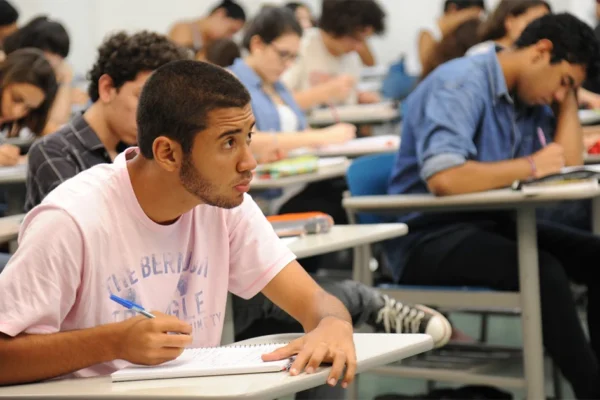 Governo anuncia ampliação da Rede Nacional de Cursinhos Populares.