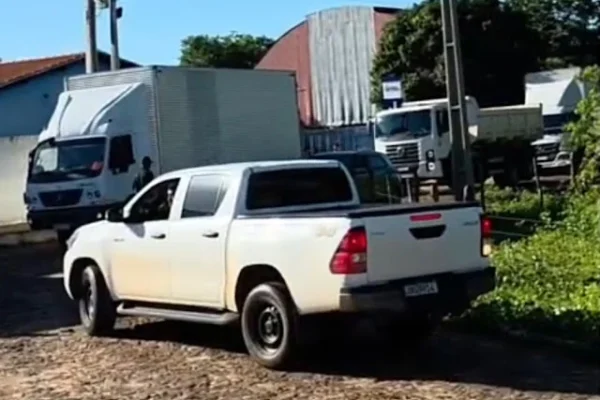 Desvio pelo povoado Salgadinho causa congestionamento após interdição na BR-343.