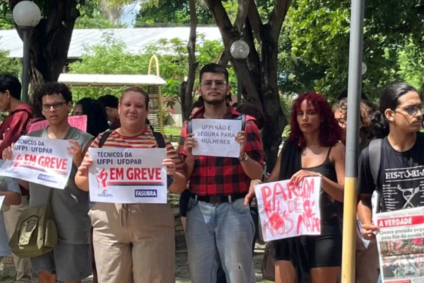 Estudantes da UFPI e UFDPar protestam contra assédio e pedem expulsão de assediadores.