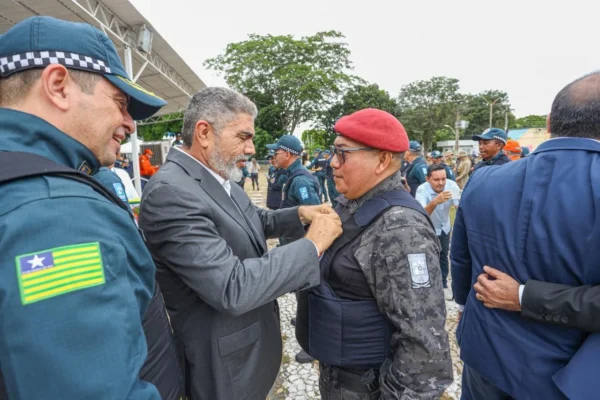 PM celebra Dia de Tiradentes e entrega medalhas a agentes da segurança do Piauí.