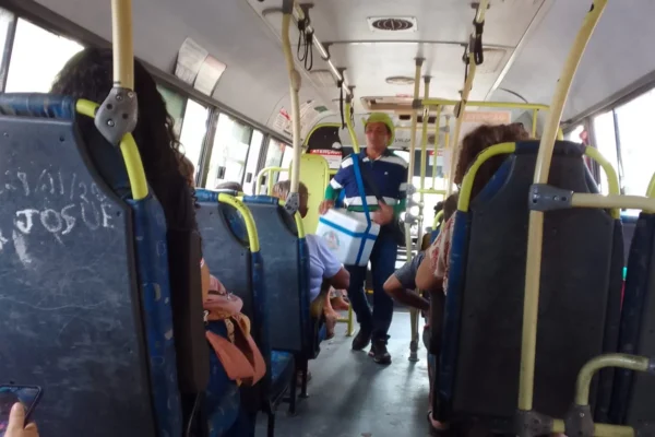 Preço da passagem do transporte coletivo afasta população das vans em Parnaíba.