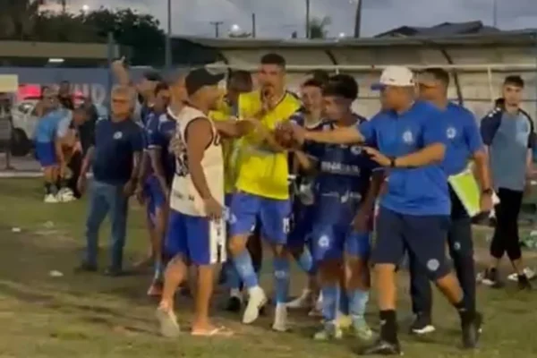 A situação ficou feia para o time do Parnahyba. Torcedor zangado invade o gramado e cobra resultados da comissão técnica.