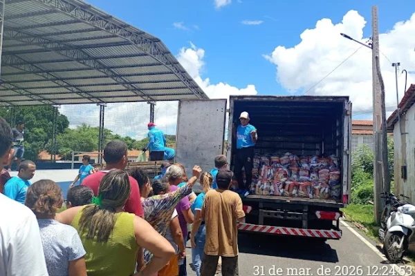 Em Buriti dos Lopes prefeitura distribui cestas básicas e peixe de graça para a população.