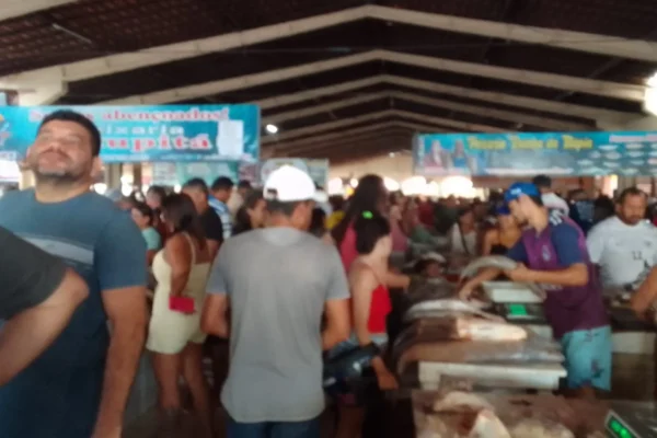 População lota mercados para compra de peixes na Semana Santa.