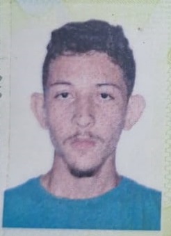Jovem de 21 anos é perseguido e assassinado dentro de loja de celular em Ilha Grande.