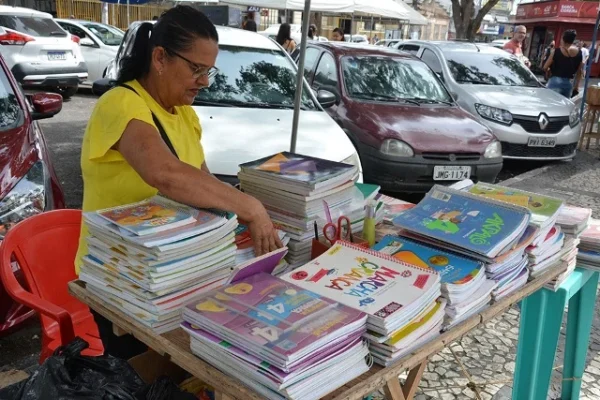 Comissão aprova projeto que proíbe escolas privadas de barrar o reaproveitamento de livros didáticos.