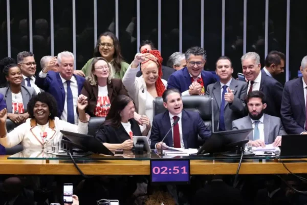 Câmara aprova, em dois turnos, PEC pelo fim da escala 6×1.
