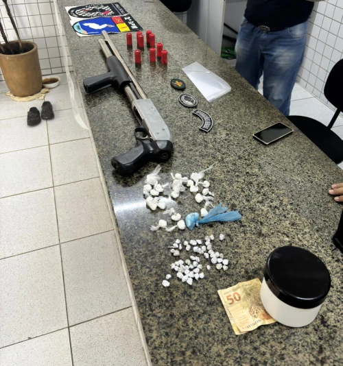 Espingarda, munições e drogas são apreendidas em residência abandonada no litoral do Piauí.