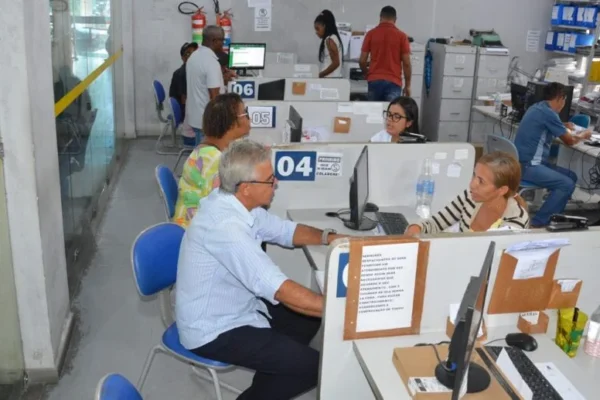 Câmara aprova proposta que regulamenta aposentadoria compulsória de empregados públicos aos 75 anos.