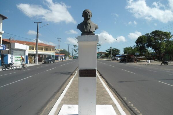 Pinheiro Machado. Da tribuna para a avenida e agora para a chon. * Pádua Marques.