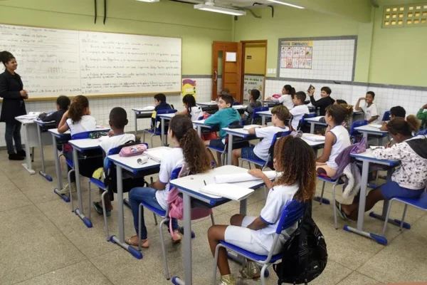 Comissão aprova reajuste do piso salarial dos professores da educação básica.