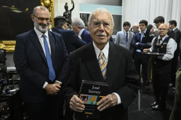 José Sarney relança três de seus romances no Senado.