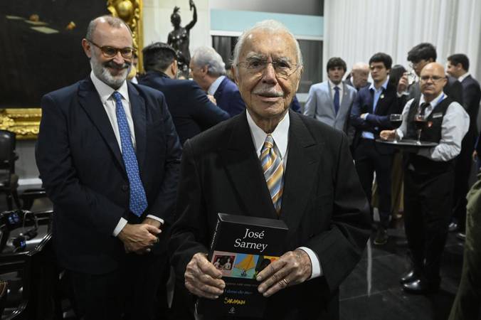 José Sarney relança três de seus romances no Senado.