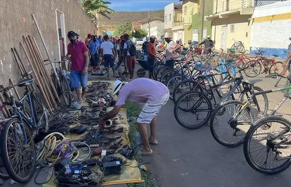 Troca-troca no Mendonça Clark vira alvo de ladrões em plena luz do dia em Parnaíba.