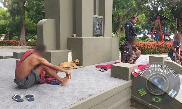 Ronda  Patrimonial recolhe armas brancas com população de rua na praça da Graça, centro de Parnaíba.