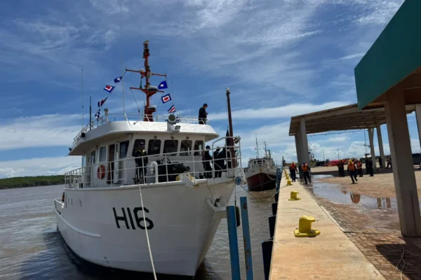 Navio de pequeno porte da Marinha atraca no Porto Piauí em Luiz Correia.