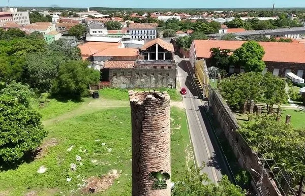 Chaminé abandonada do Moraes S. A, na região do bairro do Carmo ameaça desabar.