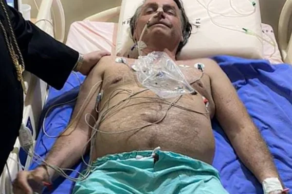Bolsonaro é internado em Brasília para cirurgia no ombro.