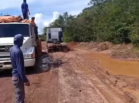 Estrada do Salgadinho é interditada devido grande movimento de veículos em Buriti dos Lopes.
