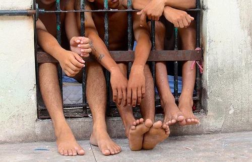 Adolescentes em conflito com a lei poderão ser internados por 10 anos, aprova CSP.