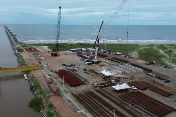 Piauí está pronto para iniciar as operações no porto em Luiz Correia, minério de ferro para a China. Governador veio ver de perto.