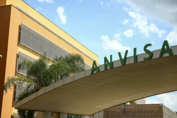 Anvisa proíbe plataforma de consulta online e entrega de medicamento.