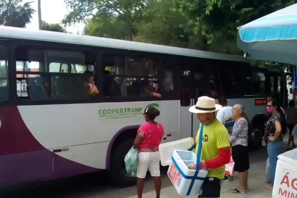 Transporte coletivo em Parnaíba continua caótico, mesmo com aumento do valor da passagem.