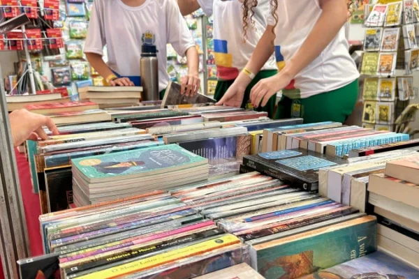Estudantes da rede estadual recebem cheques-livro de R$ 30 para usarem no SALIPI.