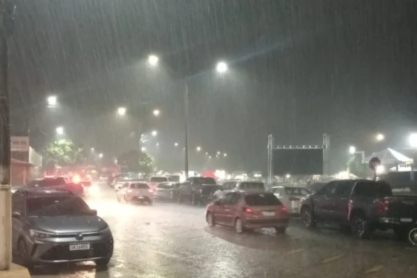 Chuva intensa surpreende moradores na noite desta quinta-feira em Parnaíba.