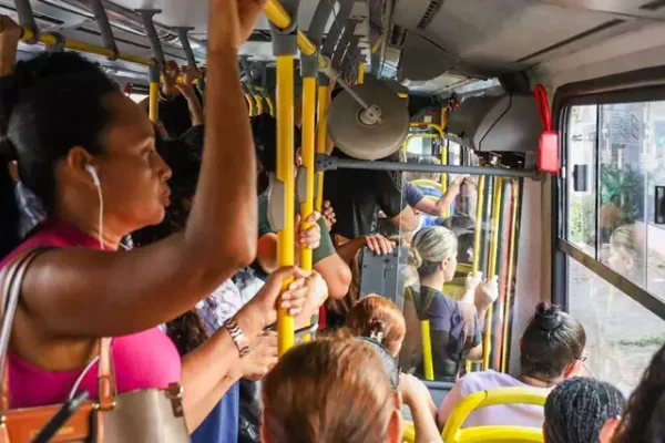 Conversas de banco de ônibus. *Pádua Marques.