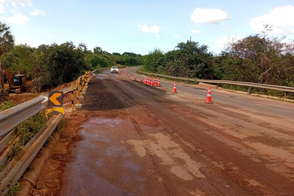 Trecho da BR-343 afetado por cratera é liberado mas voltará a ser interditado a partir de terça.
