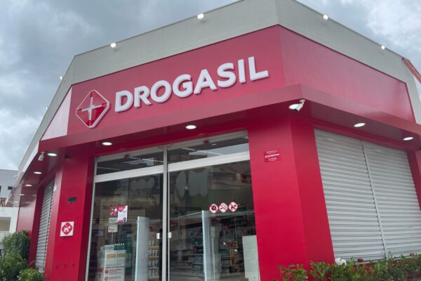 Justiça proíbe rede de farmácias Drogasil de pedir CPF em troca de descontos.