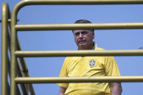Moraes autoriza defesa de Bolsonaro a acompanhar depoimento sobre arma.