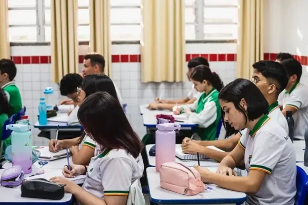 Enem 2026: estudante do Pé-de-Meia é isento da taxa de inscrição.