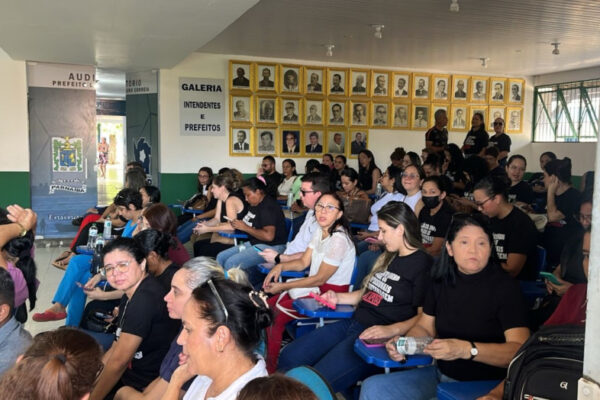 Enfermeiros  e auxiliares paralisam atividades em Parnaíba e cobram piso salarial.