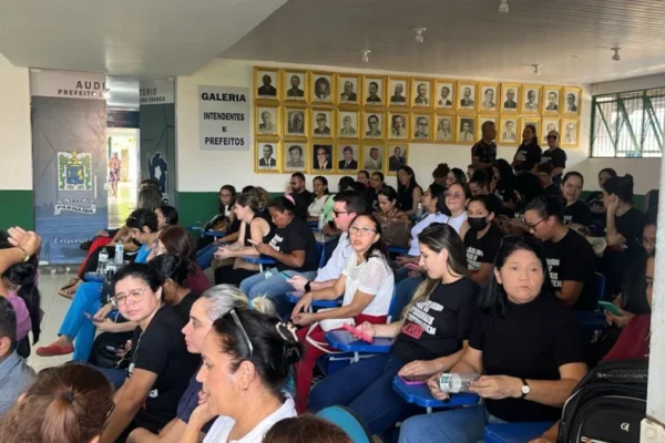 Enfermeiros  e auxiliares paralisam atividades em Parnaíba e cobram piso salarial.