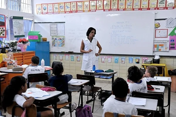 Fechado. Governo fixa em R$ 5,1 mil novo piso nacional do magistério.