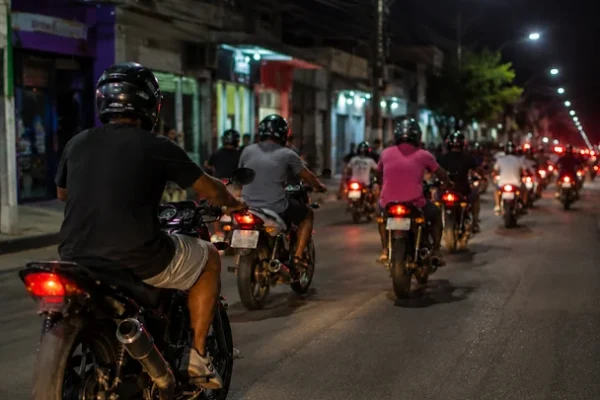 Motos barulhentas infernizam centro de Buriti dos Lopes. Moradores denunciam situação.
