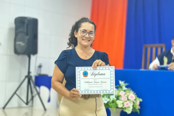 Valdinete Sousa Soares toma posse na Academia de Letras de Tutóia.