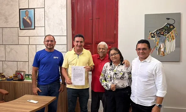 Membros da Academia de Letras de Tutoia solicitam sede permanente para a entidade.