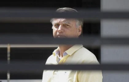 Moraes suspende visitas a Bolsonaro na prisão domiciliar.