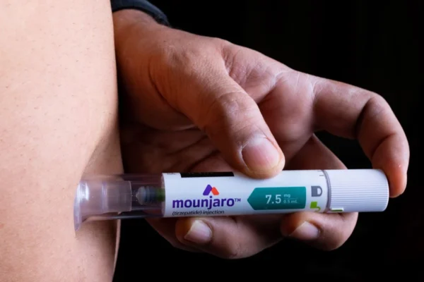 Anvisa determina apreensão de lotes falsificados do Mounjaro.