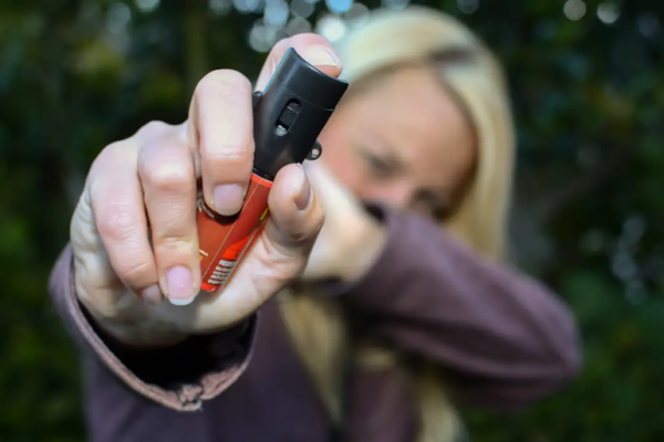 Mulheres podem comprar e usar spray de pimenta para defesa pessoal.