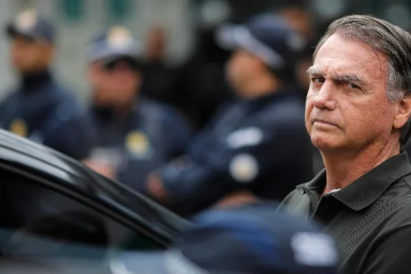 Moraes manda Exército entregar armas registradas em nome de Bolsonaro.