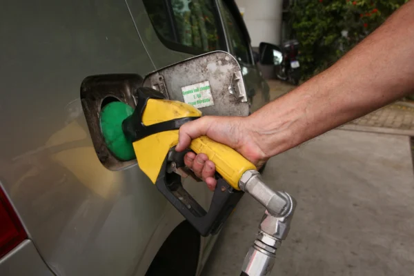 Subsídio no preço da gasolina é prorrogado por 30 dias.