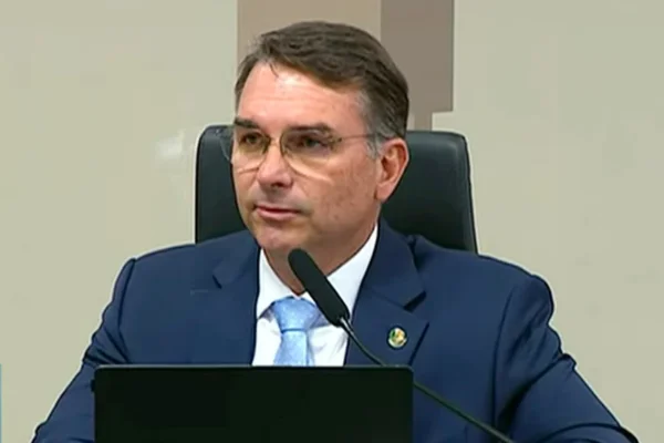 Moraes marca para 28 de julho depoimento de Flávio Bolsonaro à Polícia Federal.
