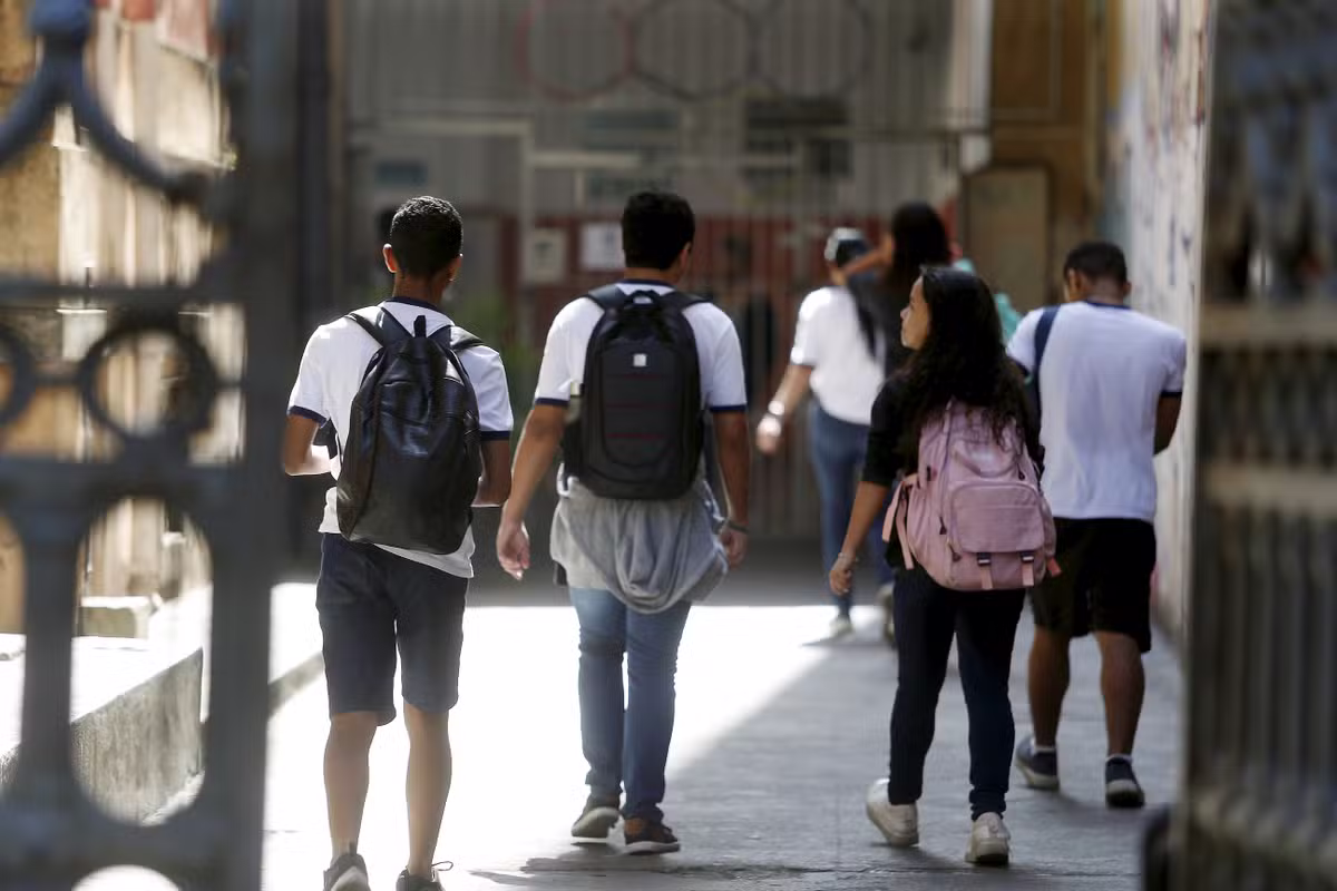 De cada 4 jovens, 1 não conclui o Ensino Médio no Brasil, aponta PNAD.